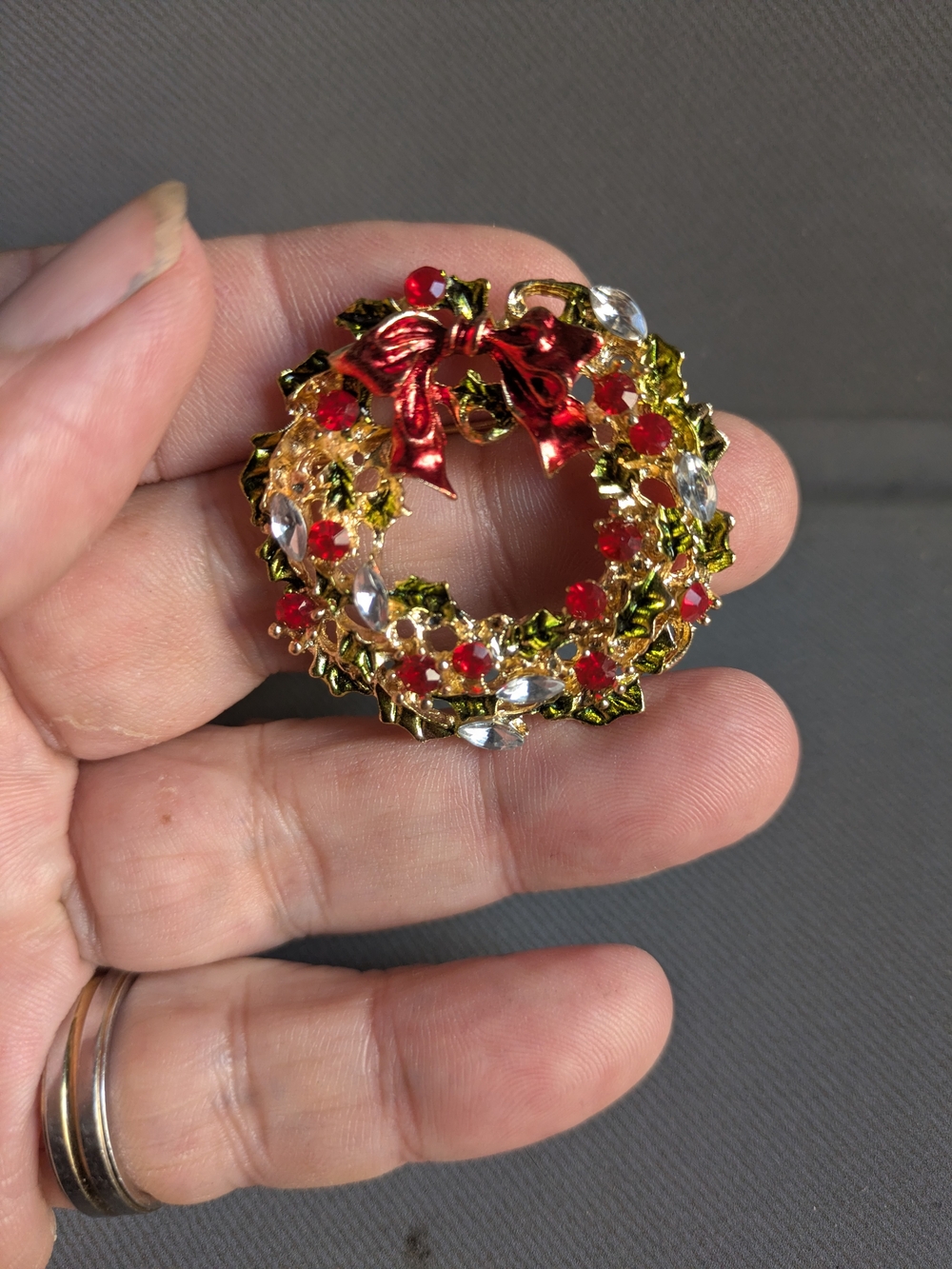 Festive Red and Gold Wreath Pin Brooch - Women's Jewelry